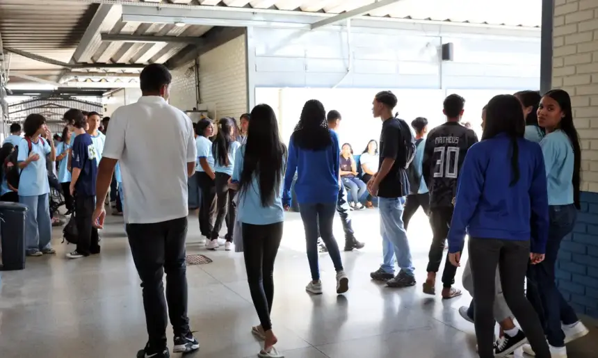 MEC paga parcelas do Programa Pé-de-Meia para nascidos em novembro e dezembro