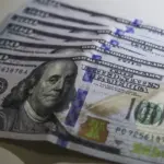 Dólar atinge nível pré-guerra e Bolsa sobe com expectativa de acordo com Irã