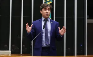 Nikolas propõe PEC para reduzir salários de autoridades